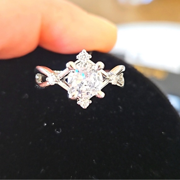 The Unbranded Brand Jewelry - Stunning Silver Women's Ring with Crystal Accents